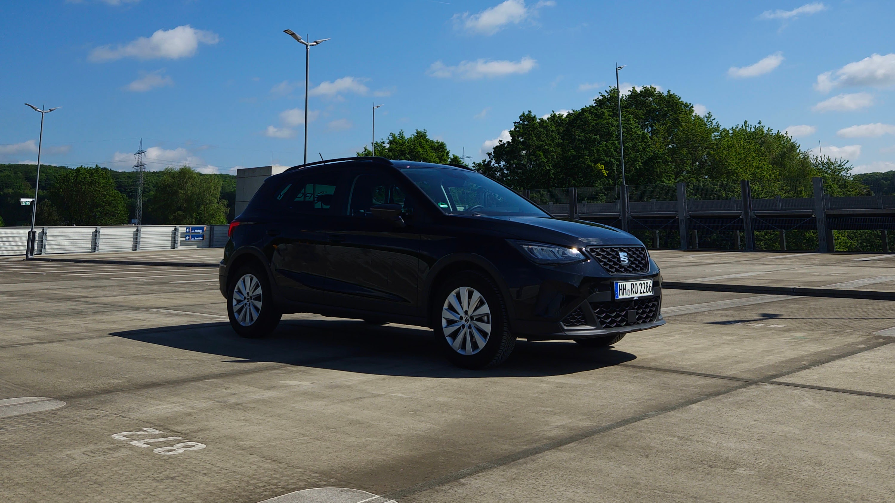 cenya. Leihwagen — schwarzer SEAT Arona im Parkdeck