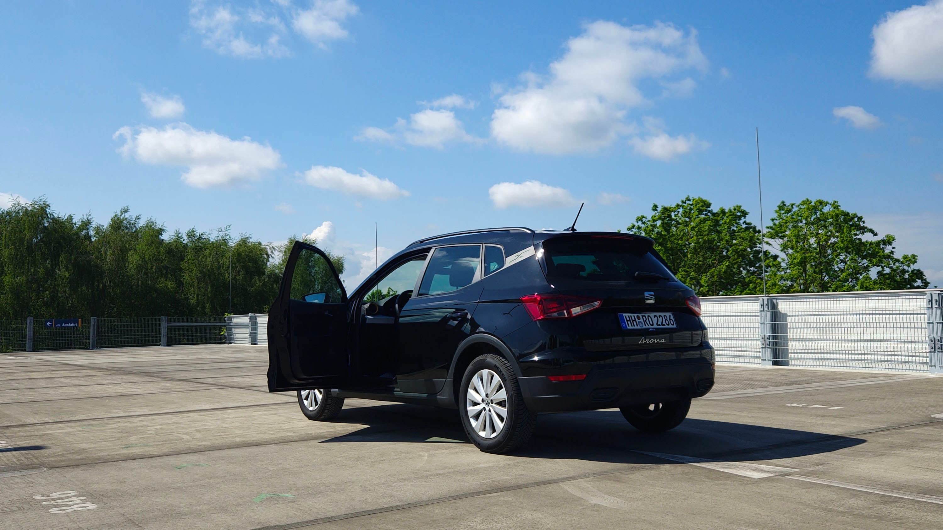 cenya. Leihwagen — SEAT Arona mit geöffneter Fahrertür