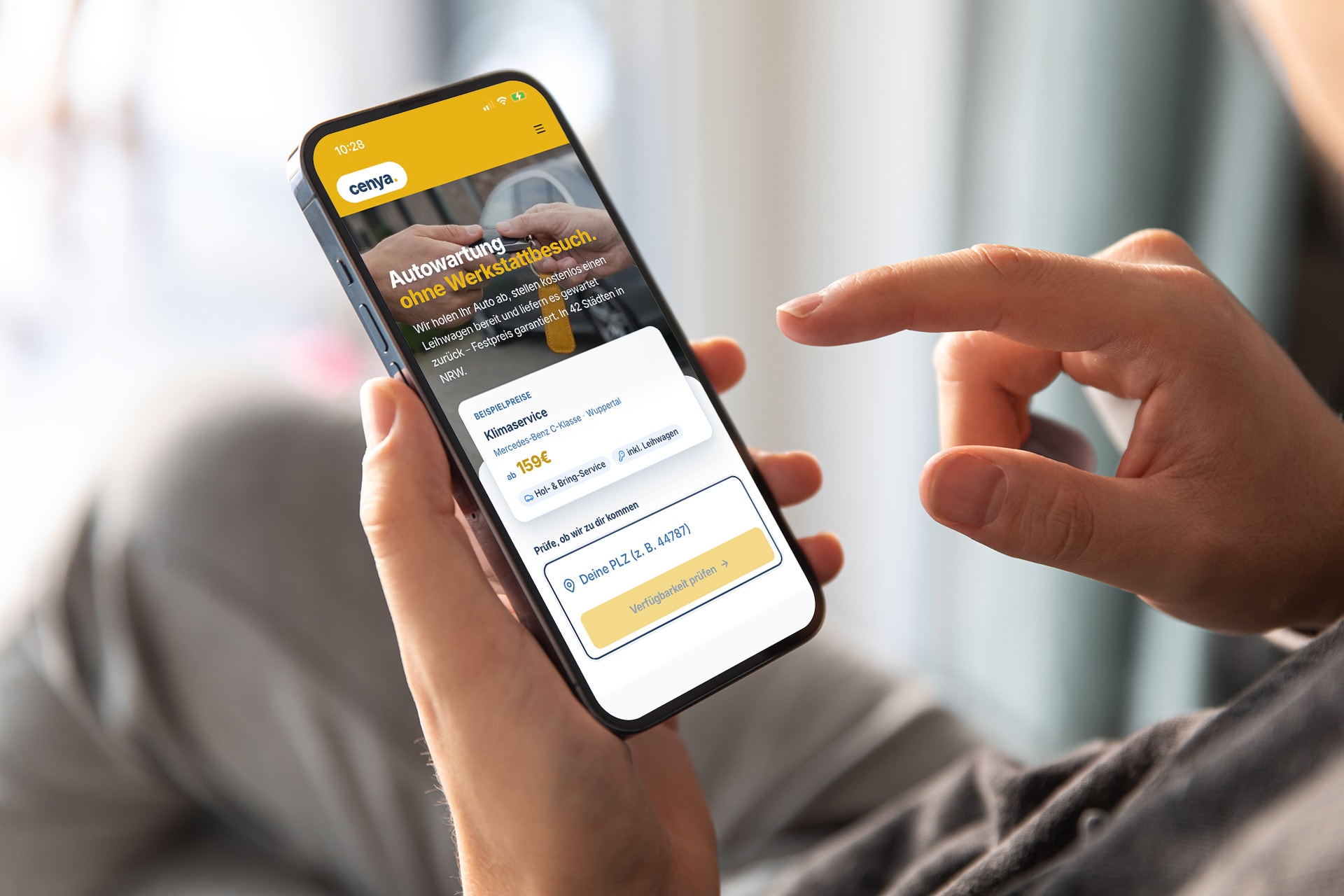 Hand mit Smartphone — Online-Buchung des cenya. Service